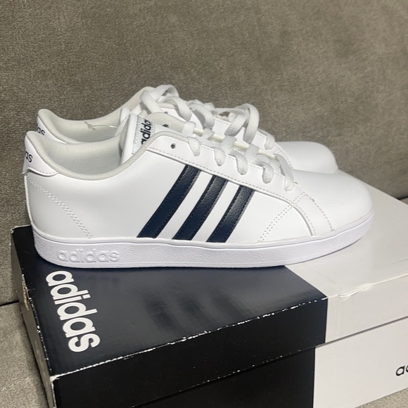 ❌SOLD❌🥰🥰Adidas Baseline K Sneakers🥰🥰 - Picture 3 of 8